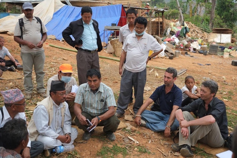 Réunion entre TGH, le chef du village, le chef du district et l'ONG ARSOW-Nepal 