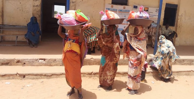 Distribution de kits de dignité réalisée précédemment dans le cadre du projet -Assistance d'urgence aux populations déplacées et réfugiées du Darfour affectées par les violences et conflits intercommunautaires- financé par le CDCS, Geneina, Darfour, 2020 © TGH