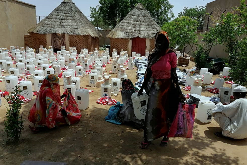 Distribution de kits d'hygiène à Kereneik, Darfour - Soudan © TGH
