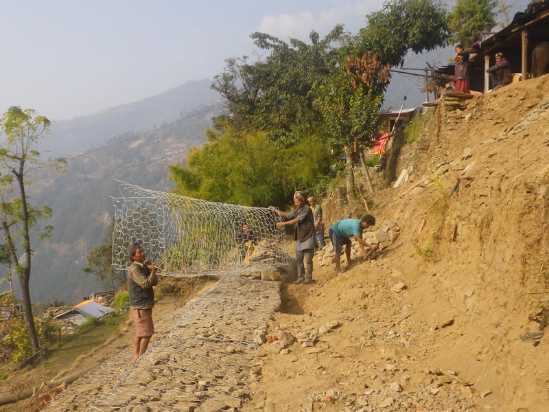 Mise en place d'un mur en gabion pour soutenir la construction d'une maison à Thanpaldhap