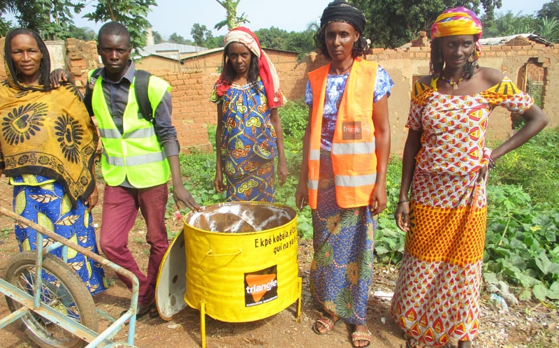 Installation of waste bins in the Wangaye neighbourhood, Bambari, November 2021 ©TGH