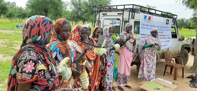 Distribution of seeds and tools for vulnerable women