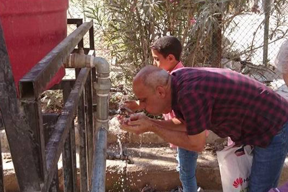Utilisation des réservoirs d'eau dans la ville d'Harasta