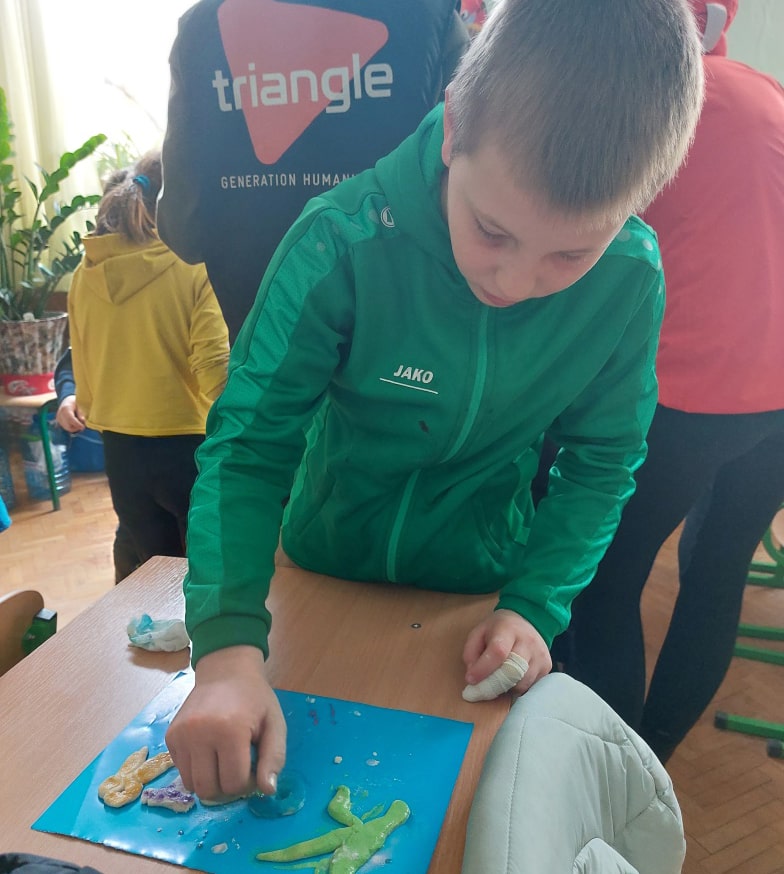 activités récréatives avec les enfants déplacés à Lviv