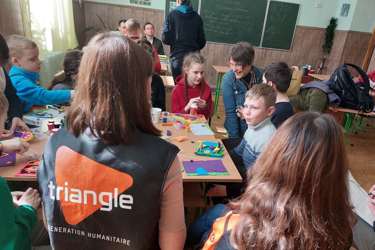 séance collective de soutien psychosocial avec des enfants déplacés à Lviv