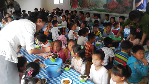 Distribution de repas dans le jardin d'enfants de la ville de Ryongchon