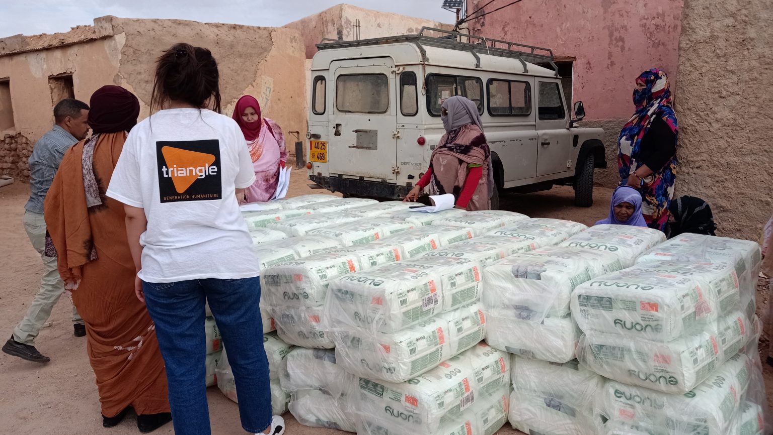 Distribution de kit sanitaire pour bébé, camps de réfugiés sahraouis©TGH