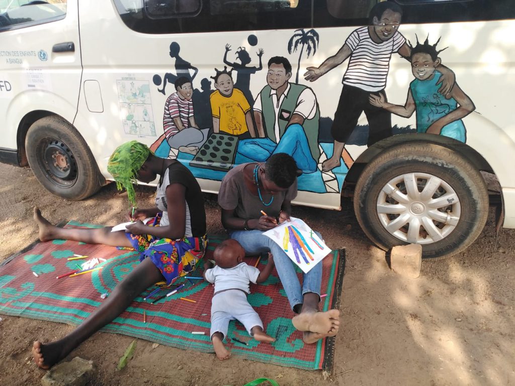 Session de dessin lors d’une maraude à Bangui
