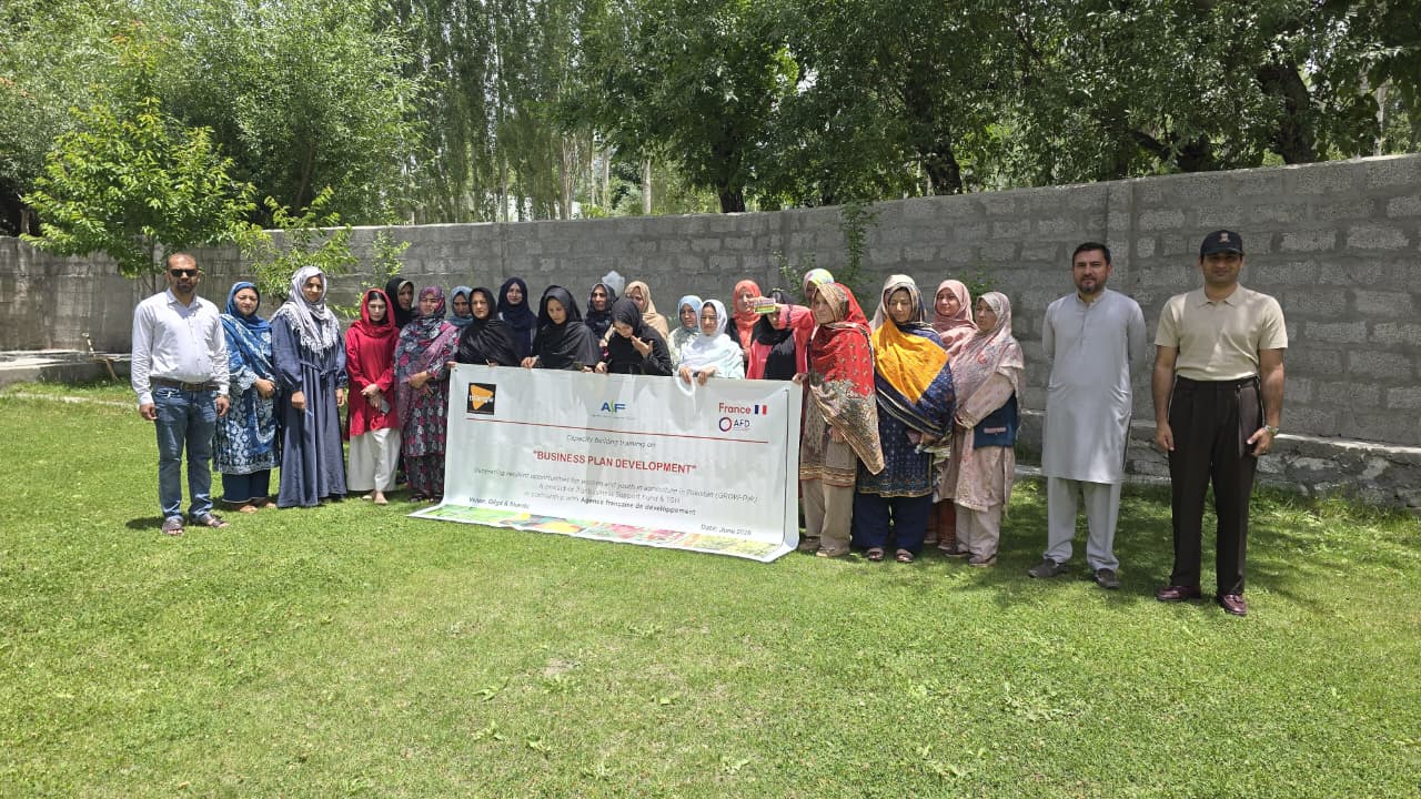 PK02_Women farmers of 12 agri-business cooperatives joined together to learn about Business Plan Development_GROW Pak (1)