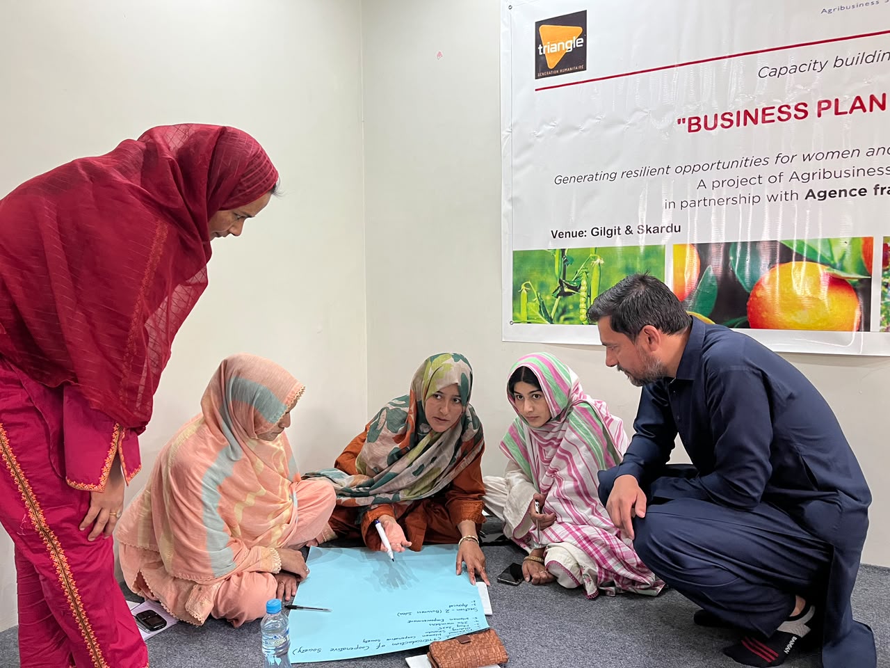 PK02_Young women farmers from Baltistan region engaged in group activity on Business Plan Development_Skardu_GROW Pak (1)
